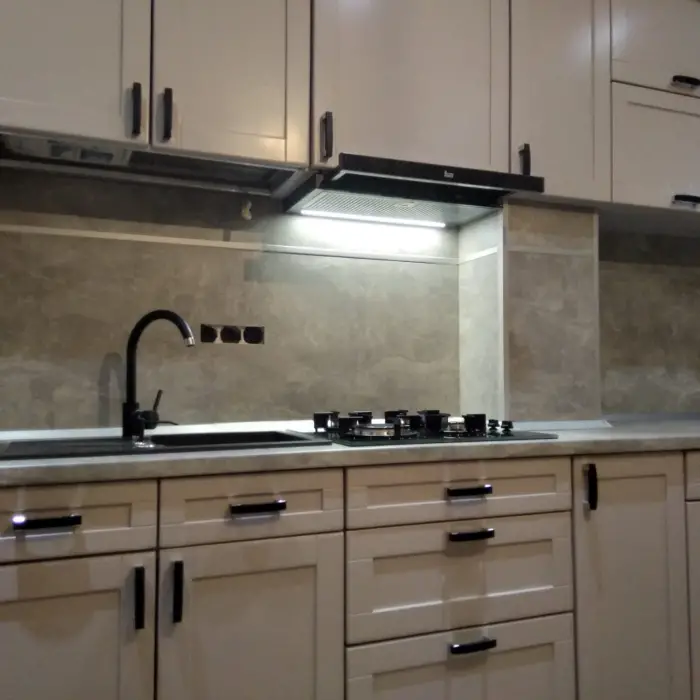 Mobila de bucatarie din lemn masiv MOBILFAN cu panou decorativ ce inlocuieste clasica faianta