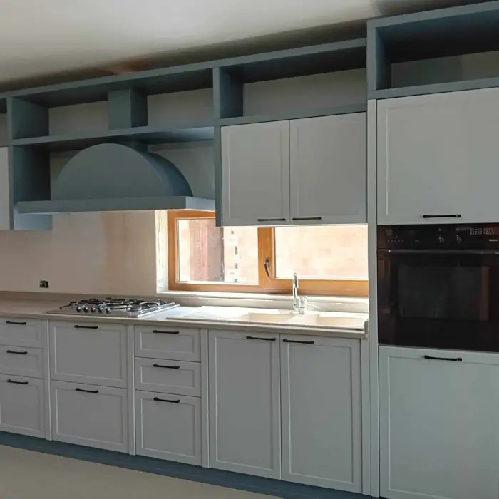 Mobila de bucatarie din lemn masiv MOBILFAN cu panou decorativ ce inlocuieste clasica faianta