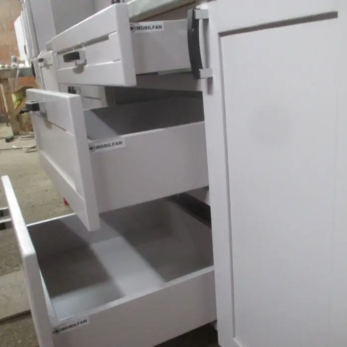 Mobila de bucatarie din lemn masiv MOBILFAN cu panou decorativ ce inlocuieste clasica faianta