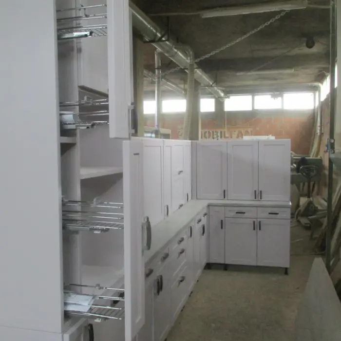 Mobila de bucatarie din lemn masiv MOBILFAN cu panou decorativ ce inlocuieste clasica faianta