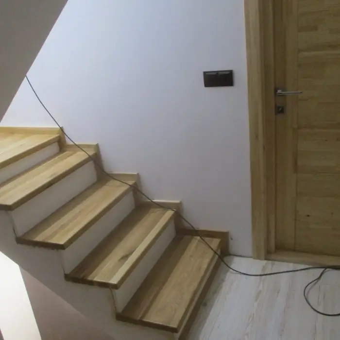 Treapta + contratreapta din lemn masiv  de stejar  MOBILFAN